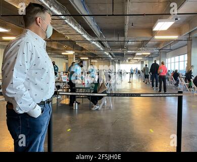 Frisco TX, USA - 26 marzo 2021: Visione interna di persone in attesa di coda per ottenere il vaccino COVID-19 Foto Stock