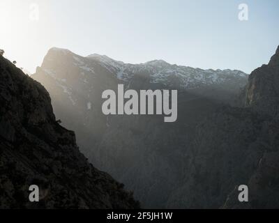 Vista panoramica sulla catena montuosa Picos de Europa in gola valle canyon sentiero escursionistico canyon percorso Senda del Cares Poncebos a Caino in Leon Asturia Foto Stock