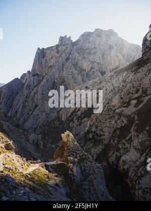 Vista panoramica della gola valle canyon sentiero escursionistico percorso Senda del Cares in Picos de Europa montagna Poncebos a Cain in Leon Asturias, SPAI Foto Stock