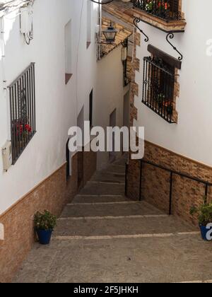 Vicolo di strada acciottolato in affascinante villaggio bianco di Setenil de las Bodegas in Cadice Andalusia, Spagna Europa Foto Stock