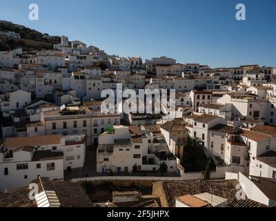 Panorama vista panoramica del tipico villaggio bianco di Setenil de las Bodegas a Cadice, Andalusia Spagna Europa Foto Stock