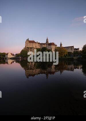 Danubio fiume tramonto specchio di fortezza medievale castello Schloss Sigmaringen Tuebingen Baden-Wuerttemberg Germania Europa Foto Stock