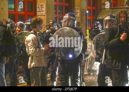 Bristol, Regno Unito. 27 Marzo 2021. I manifestanti scendono per la terza volta in piazza nel centro di Bristol per dimostrare la proposta di legge sulla polizia, sul crimine e sulle sentenze. Credit: Natasha Quarmby/Alamy Live News Foto Stock