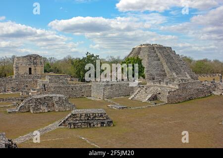 Tempio rotondo e Piramide di Kukulcan (divinità serpente) Presso l'antica città in rovina Mayapan Foto Stock