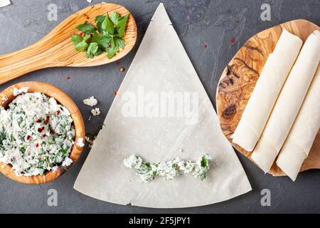 Ingredienti e preparazione di tradizionali involtini di pasta di fillo turchi (Maribo) Un formaggio fritto o involtini di carne popolari in Turchia Foto Stock