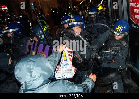 La polizia e i manifestanti si scontrano mentre gli ufficiali iniziano a disperdersi La folla durante una protesta di 'Kill the Bill' a Bristol Foto Stock