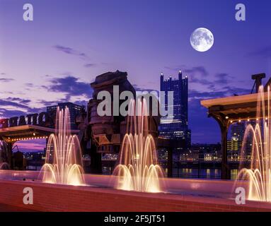 2003 STORICO BESSEMER COURT FOUNTAIN STATION SQUARE DOWNTOWN PITTSBURGH PENNSYLVANIA USA Foto Stock