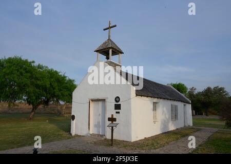 La storica cappella di la Lomita, costruita nel 1865, si trova intatta sulle rive del fiume Rio Grande a sud di Mission a pochi metri da dove è prevista la costruzione di mura di confine nella contea di Hidalgo. Se il muro è finito, la cappella sarà sul lato del Messico del muro. ©Bob Daemmrich Foto Stock