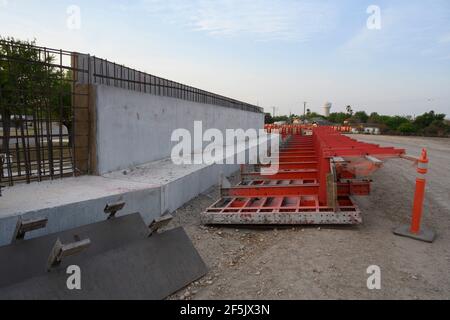 Macchinari e materiali da costruzione, tra cui la barra di sicurezza, si trovano a pochi metri dal Rio Grande River, a sud della missione, dove una sezione del muro di confine tra Stati Uniti e Messico è incompleta. Questa sezione isolerebbe il resort di Chimney Park RV e la storica Cappella la Lomita sul lato messicano del muro. ©Bob Daemmrich Foto Stock