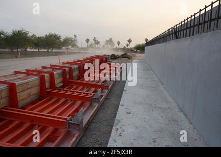 Macchinari e materiali da costruzione, tra cui la barra di sicurezza, si trovano a pochi metri dal Rio Grande River, a sud della missione, dove una sezione del muro di confine tra Stati Uniti e Messico è incompleta. Questa sezione isolerebbe il resort di Chimney Park RV e la storica Cappella la Lomita sul lato messicano del muro. ©Bob Daemmrich Foto Stock