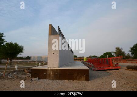 Macchinari e materiali da costruzione, tra cui la barra di sicurezza, si trovano a pochi metri dal Rio Grande River, a sud della missione, dove una sezione del muro di confine tra Stati Uniti e Messico è incompleta. Questa sezione isolerebbe il resort di Chimney Park RV e la storica Cappella la Lomita sul lato messicano del muro. ©Bob Daemmrich Foto Stock