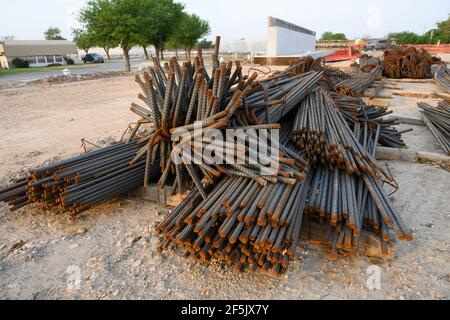 Macchinari e materiali da costruzione, tra cui la barra di sicurezza, si trovano a pochi metri dal Rio Grande River, a sud della missione, dove una sezione del muro di confine tra Stati Uniti e Messico è incompleta. Questa sezione isolerebbe il resort di Chimney Park RV e la storica Cappella la Lomita sul lato messicano del muro. ©Bob Daemmrich Foto Stock