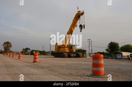 Macchinari e materiali da costruzione, tra cui la barra di sicurezza, si trovano a pochi metri dal Rio Grande River, a sud della missione, dove una sezione del muro di confine tra Stati Uniti e Messico è incompleta. Questa sezione isolerebbe il resort di Chimney Park RV e la storica Cappella la Lomita sul lato messicano del muro. ©Bob Daemmrich Foto Stock
