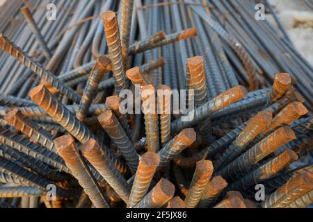 Macchinari e materiali da costruzione, tra cui la barra di sicurezza, si trovano a pochi metri dal Rio Grande River, a sud della missione, dove una sezione del muro di confine tra Stati Uniti e Messico è incompleta. Questa sezione isolerebbe il resort di Chimney Park RV e la storica Cappella la Lomita sul lato messicano del muro. ©Bob Daemmrich Foto Stock