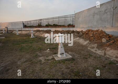 Macchinari e materiali da costruzione, tra cui la barra di sicurezza, si trovano a pochi metri dal Rio Grande River, a sud della missione, dove una sezione del muro di confine tra Stati Uniti e Messico è incompleta. Questa sezione isolerebbe il resort di Chimney Park RV e la storica Cappella la Lomita sul lato messicano del muro. ©Bob Daemmrich Foto Stock