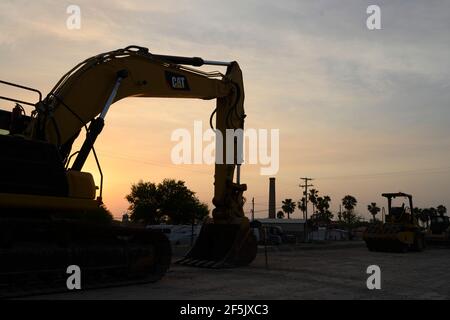 Macchinari e materiali da costruzione, tra cui la barra di sicurezza, si trovano a pochi metri dal Rio Grande River, a sud della missione, dove una sezione del muro di confine tra Stati Uniti e Messico è incompleta. Questa sezione isolerebbe il resort di Chimney Park RV e la storica Cappella la Lomita sul lato messicano del muro. ©Bob Daemmrich Foto Stock