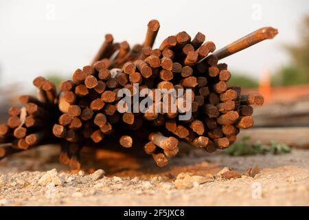 Macchinari e materiali da costruzione, tra cui la barra di sicurezza, si trovano a pochi metri dal Rio Grande River, a sud della missione, dove una sezione del muro di confine tra Stati Uniti e Messico è incompleta. Questa sezione isolerebbe il resort di Chimney Park RV e la storica Cappella la Lomita sul lato messicano del muro. ©Bob Daemmrich Foto Stock