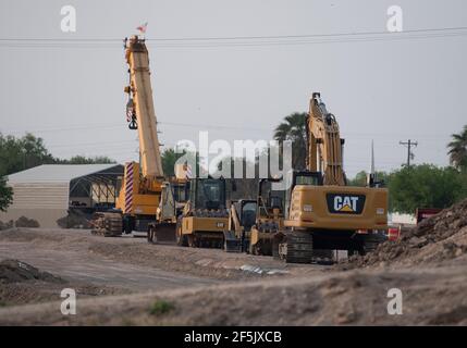 Macchinari e materiali da costruzione, tra cui la barra di sicurezza, si trovano a pochi metri dal Rio Grande River, a sud della missione, dove una sezione del muro di confine tra Stati Uniti e Messico è incompleta. Questa sezione isolerebbe il resort di Chimney Park RV e la storica Cappella la Lomita sul lato messicano del muro. ©Bob Daemmrich Foto Stock