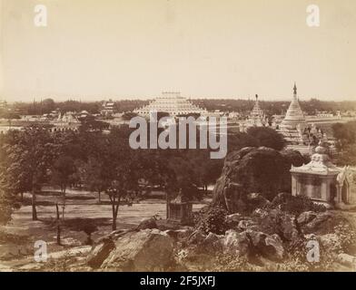 L'incomparabile Pagoda dalla collina di Mandalay. Felice Beato (italiano, nato Italia, 1832 - 1909) Foto Stock