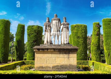 Statua dei re cristiani Ferdinando e Isabella e Cristoforo Colombo ad Alcazar de los Reyes Cristianos a Cordova, Spagna Foto Stock