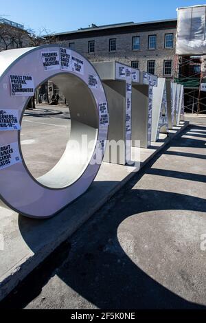Ottawa, Ontario, Canada - 20 marzo 2021: I segni lasciati dai manifestanti sul segno 'Ottawa' nel mercato di ByWard portano messaggi di condanna del sesto carcerario Foto Stock
