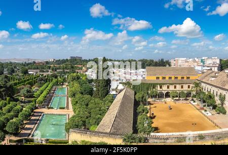 Vista panoramica dei giardini dell'Alcazar de los Reyes Cristianos a Cordoba in una bella giornata estiva, in Spagna Foto Stock