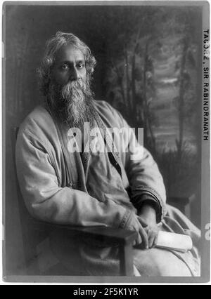 Rabindranath Tagore, ritratto di tre quarti di lunghezza, seduto, rivolto a destra Foto Stock