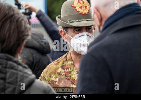 Il generale Francesco Paolo Figliuolo (c) ha visto parlare con la gente. Il tenente generale Francesco Paolo Figliuolo, recentemente nominato commissario straordinario per l'emergenza COVID-19, e Fabrizio Curcio, capo del Dipartimento di protezione civile, hanno visitato nuovi centri di vaccinazione in Calabria. A Catanzaro, nel quartiere balneare Lido, hanno visitato il nuovo Centro Fieristico selezionato come potenziale hub. Sergio Abramo, sindaco di Catanzaro, e Antonino Spirlì, e governatore regionale temporaneo, li guidarono durante la visita. L'aumento dei centri di vaccinazione è considerato una priorità, specialmente VIS Foto Stock