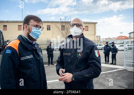 Capo del Dipartimento Fabrizio Curcio (c) visto durante la visita al nuovo hub. Il tenente generale Francesco Paolo Figliuolo, recentemente nominato commissario straordinario per l'emergenza COVID-19, e Fabrizio Curcio, capo del Dipartimento di protezione civile, hanno visitato nuovi centri di vaccinazione in Calabria. A Catanzaro, nel quartiere balneare Lido, hanno visitato il nuovo Centro Fieristico selezionato come potenziale hub. Sergio Abramo, sindaco di Catanzaro, e Antonino Spirlì, e governatore regionale temporaneo, li guidarono durante la visita. L'aumento dei centri di vaccinazione è considerato una priorità, sp Foto Stock