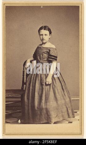 Giovane donna non identificata in piedi, un braccio poggiato sullo schienale della sedia. L. Gray (americano, attivo Williamsburg, Viriginia 1860) Foto Stock