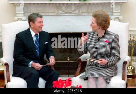 Incontro del presidente Reagan con il primo ministro britannico Margaret Thatcher nell'Ufficio ovale, 1988 Foto Stock