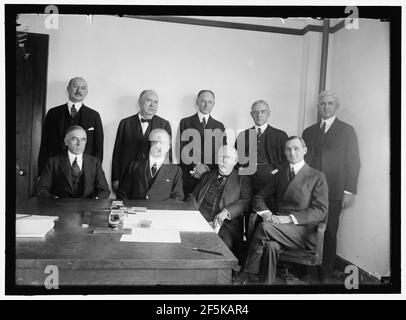 COMITATO CONSULTIVO FERROVIARIO. STING- HALE HOLDEN; EDWARD CHAMBERS; WALKER D. HINES; JOHN BARTON PAYNE; OSCAR E. PRICE. SEDUTO - A.H. SMITH; JOHN SKELTON WILLIAMS; HENRY WALTERS; W. G. McADOO Foto Stock