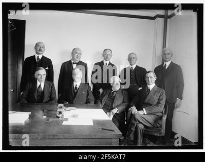 COMITATO CONSULTIVO FERROVIARIO. STING- HALE HOLDEN; EDWARD CHAMBERS; WALKER D. HINES; JOHN BARTON PAYNE; OSCAR E. PRICE. SEDUTO - A.H. SMITH; JOHN SKELTON WILLIAMS; HENRY WALTERS; W. G. McADOO Foto Stock