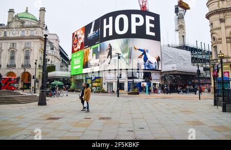 Londra, Regno Unito. 26 Marzo 2021. Il messaggio Hope viene visualizzato in un tranquillo Piccadilly Circus, con Londra ancora sotto blocco. Il Stay at Home Order terminera' il 29 Marzo. (Foto di Vuk Valcic/SOPA Images/Sipa USA) Credit: Sipa USA/Alamy Live News Foto Stock