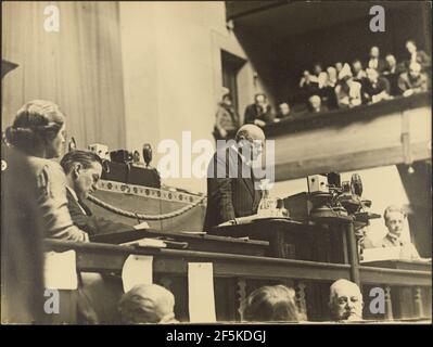 Gustav Stresemann durante il suo ultimo discorso davanti alla Lega delle Nazioni, Ginevra, Svizzera. Erich Salomon (tedesco, 1886 - 1944) Foto Stock