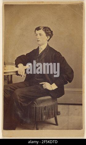 Giovane non identificato seduto a un tavolo. James S. Woodley (americano, attivo nel 1860) Foto Stock