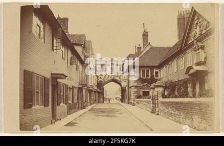 North Gate of Close, con il Widows' College. Salisbury. J. W. Miell (inglese, attivo Salisbury, Inghilterra 1860) Foto Stock