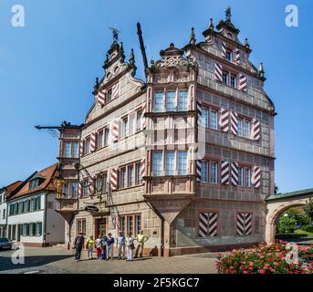 Il Gasthaus Zum Engel è il più antico edificio storico di Bad Berzabern, risalente al 1579, strada del vino tedesco, Renania-Palatinato, Germania Foto Stock