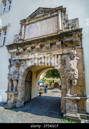 Porta d'ingresso al cortile del castello di Bergzabern, Bad Bergzabern, strada del vino tedesco; Renania-Palatinato, Germania Foto Stock