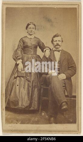 Coppia non identificata: Donna in piedi tenendo un libro e un uomo con baffi seduti. J.W. Smith (americano, attivo Lewistown, Pennsylvania 1860) Foto Stock