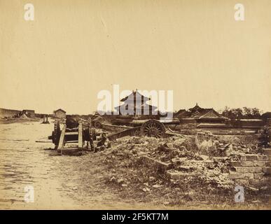 Top of the Wall of Pekin che mostra le armi cinesi dirette contro le nostre batterie, 14 ottobre 1860. Felice Beato (italiano, nato Italia, 1832 - 1909) Foto Stock