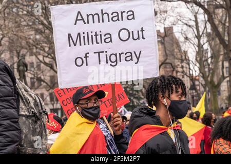 I manifestanti con bandiere e manifesti Tigray hanno organizzato un raduno su Washington Square e camminano lungo Broadway chiedendo la fine dell'attacco dell'Etiopia ai civili. Il conflitto tra il governo regionale del Tigray e il governo etiope è iniziato nel 2019 e si è intensificato in una guerra aperta il 4 novembre 2020. Più di 2.3 milioni di bambini sono esclusi dagli aiuti e dagli aiuti umanitari di disperata necessità. Molti manifestanti indossavano giacche, cappelli e maschere facciali in colori della bandiera Tigray. (Foto di Lev Radin/Pacific Press) Foto Stock