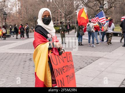 I manifestanti con bandiere e manifesti Tigray hanno organizzato un raduno su Washington Square e camminano lungo Broadway chiedendo la fine dell'attacco dell'Etiopia ai civili. Il conflitto tra il governo regionale del Tigray e il governo etiope è iniziato nel 2019 e si è intensificato in una guerra aperta il 4 novembre 2020. Più di 2.3 milioni di bambini sono esclusi dagli aiuti e dagli aiuti umanitari di disperata necessità. Molti manifestanti indossavano giacche, cappelli e maschere facciali in colori della bandiera Tigray. (Foto di Lev Radin/Pacific Press) Foto Stock