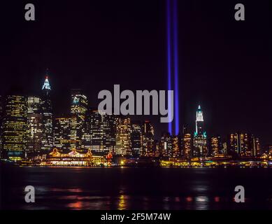 2003 STORICO SECONDO SETTEMBRE 11 WORLD TRADE CENTER TWIN TOWERS LIGHT MEMORIAL EAST RIVER MANHATTAN NEW YORK CITY USA Foto Stock