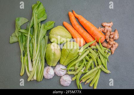 verdure fresche sul tavolo. Foto Stock