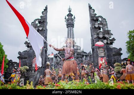 DENPASAR/BALI-GIUGNO 15 2013: Apertura del Festival d'Arte di Bali Foto Stock