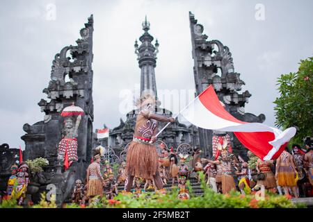 DENPASAR/BALI-GIUGNO 15 2013: Apertura del Festival d'Arte di Bali Foto Stock