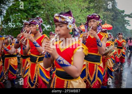 DENPASAR/BALI-GIUGNO 15 2013: Apertura del Festival d'Arte di Bali Foto Stock