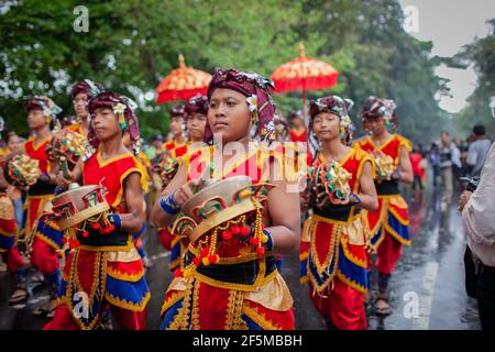 DENPASAR/BALI-GIUGNO 15 2013: Apertura del Festival d'Arte di Bali Foto Stock