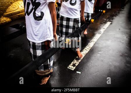 DENPASAR/BALI-GIUGNO 15 2013: Apertura del Festival d'Arte di Bali Foto Stock